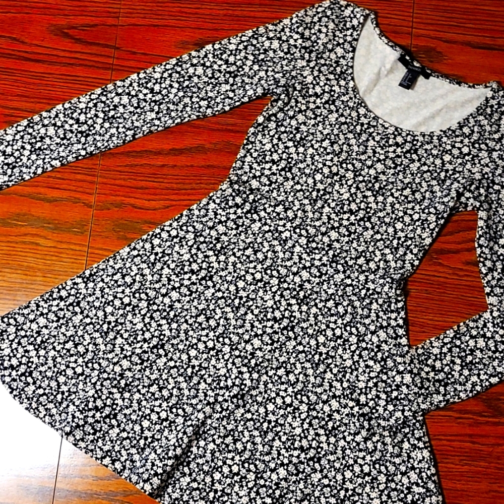 Forever 21 Long Sleeve Floral Dress - Black and White - Retro - 90s Aesthetic